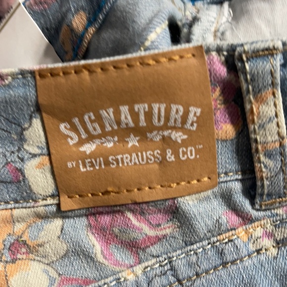 NWT girls’s Levi signature floral denim pants 5 - Picture 6 of 6